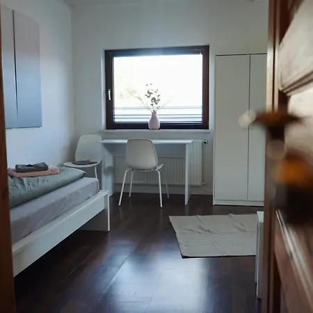 Apartment Unique: Geraeumig - Bhf-nah - Parkplatz - Netflix *