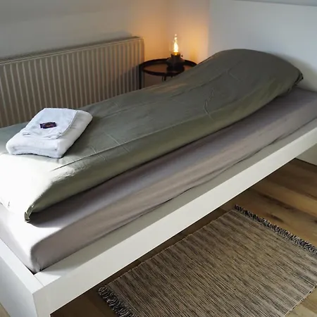 Apartment Unique: Geraeumig - Bhf-nah - Parkplatz - Netflix